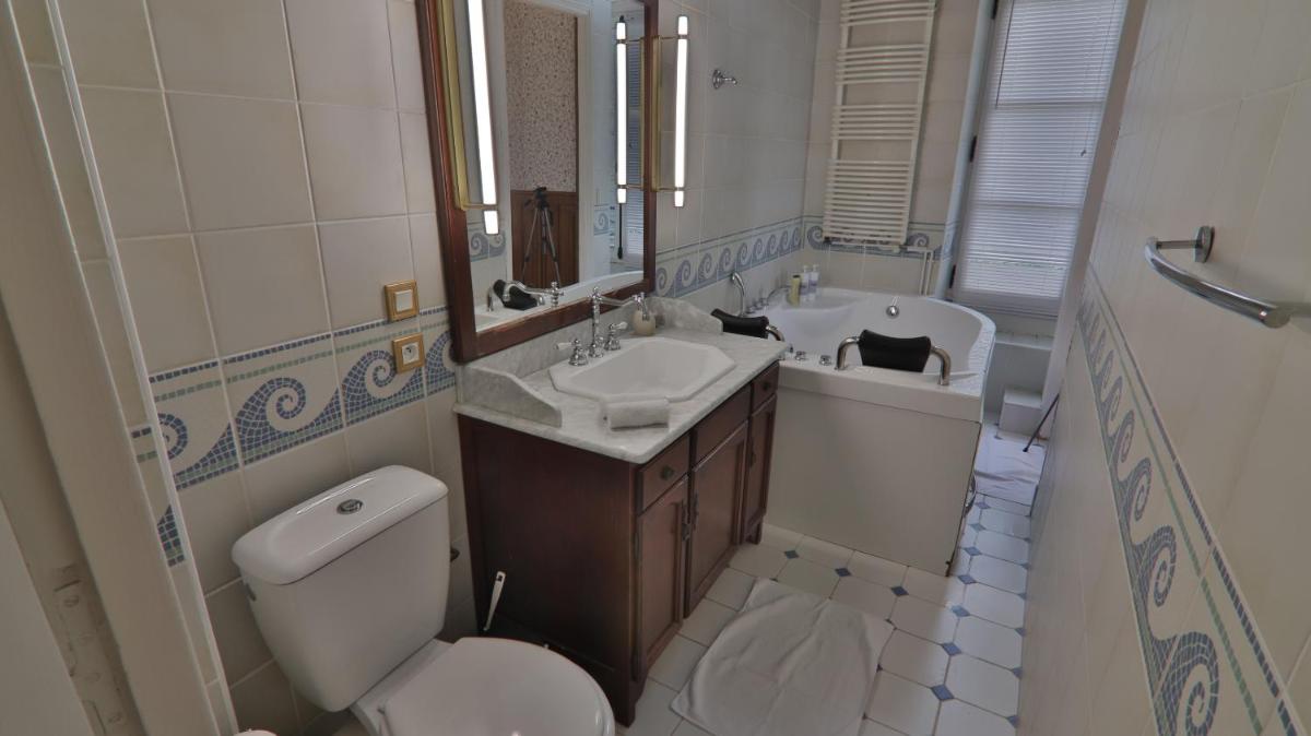 Salle de bains dans l'établissement Chateau du boulay morin