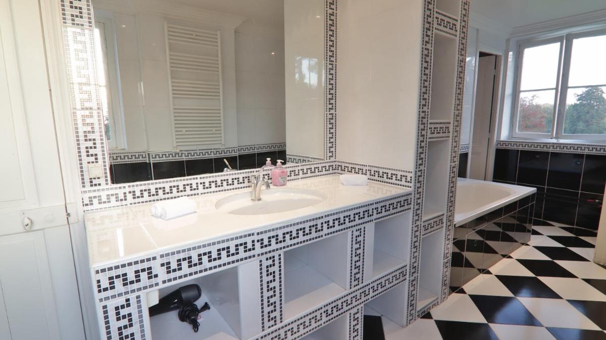 Salle de bains dans l'établissement Chateau du boulay morin