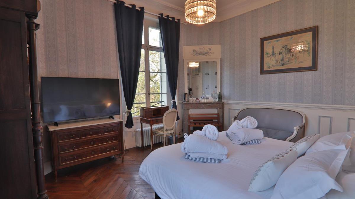 Télévision ou salle de divertissement dans l'établissement Chateau du boulay morin
