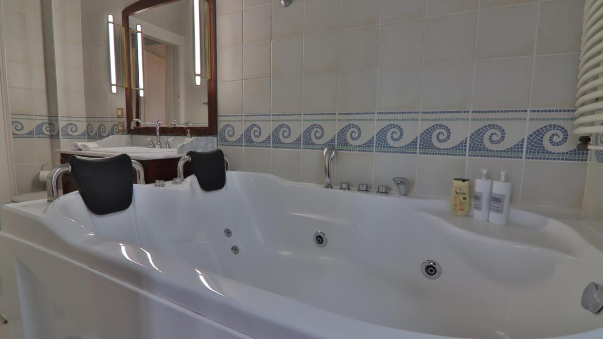 Salle de bains dans l'établissement Chateau du boulay morin