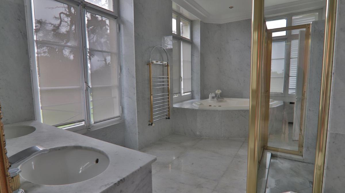 Salle de bains dans l'établissement Chateau du boulay morin