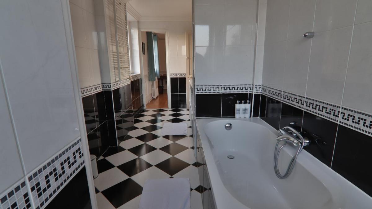 Salle de bains dans l'établissement Chateau du boulay morin