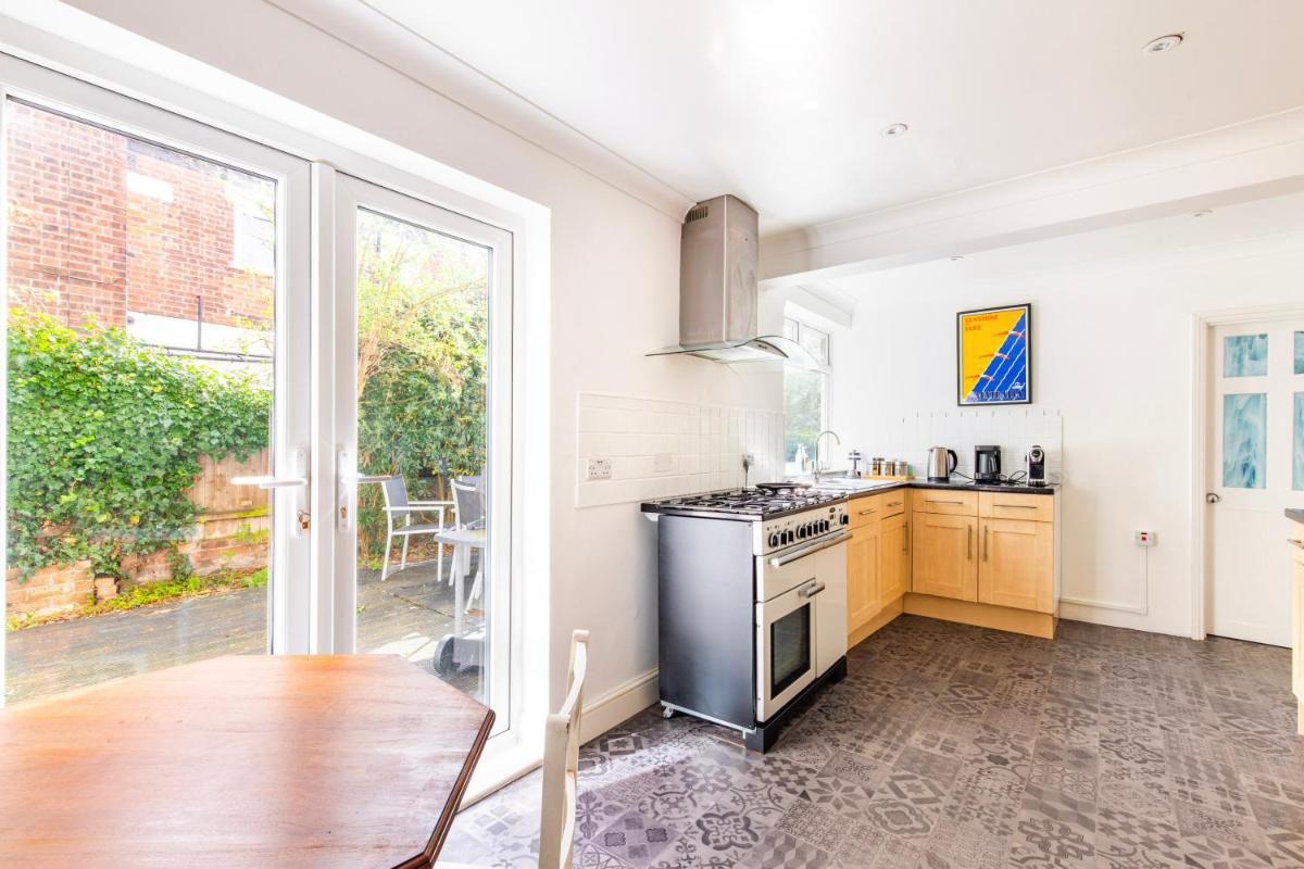 Gorleston Beach House by Leap Escapes - Housity