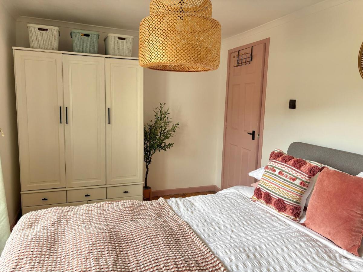 2 Bed Cottage near Sheffield and M1 - Housity