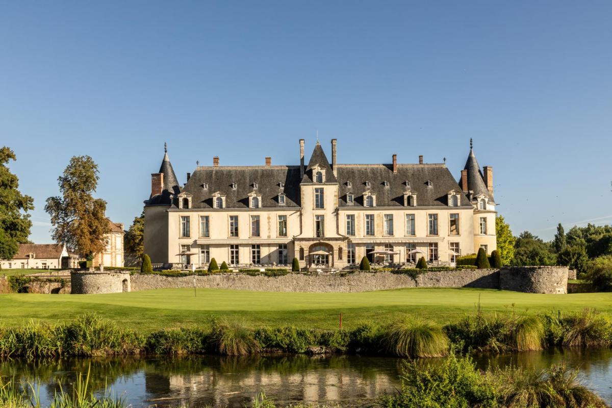 un domaine avec un étang devant dans l'établissement Château d'Augerville Golf & Spa Resort - TemptingPlaces Collection, à Augerville-la-Rivière