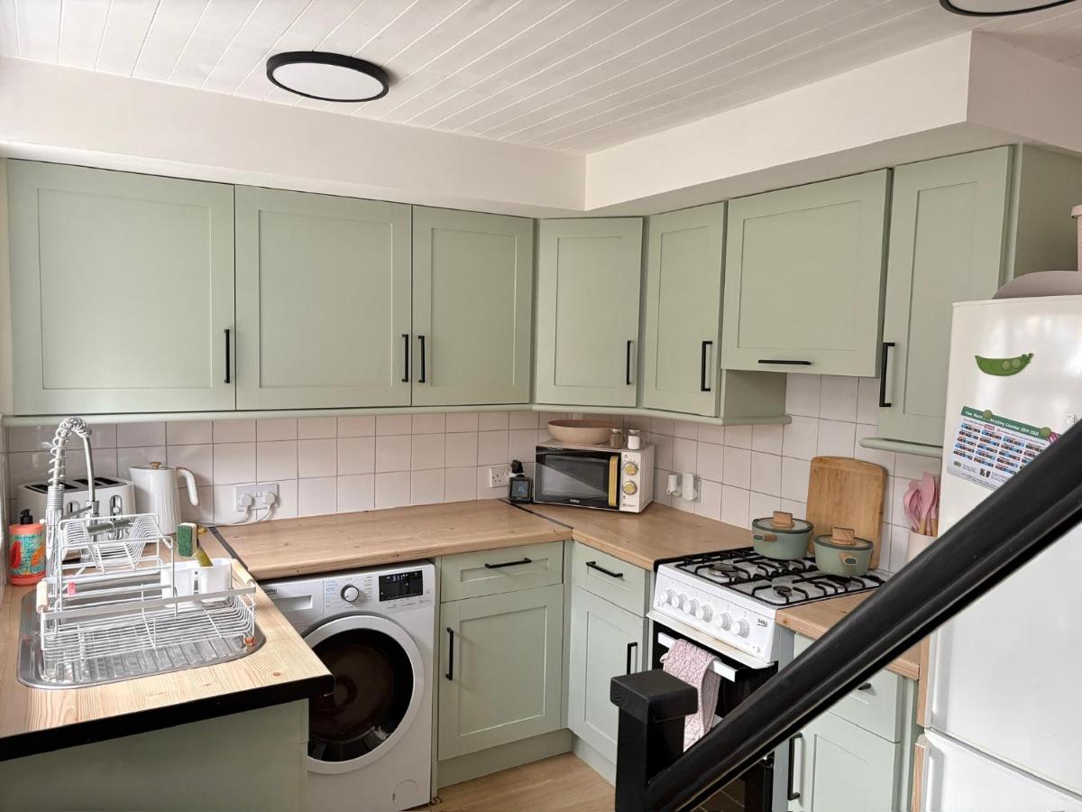 2 Bed Cottage near Sheffield and M1 - Housity