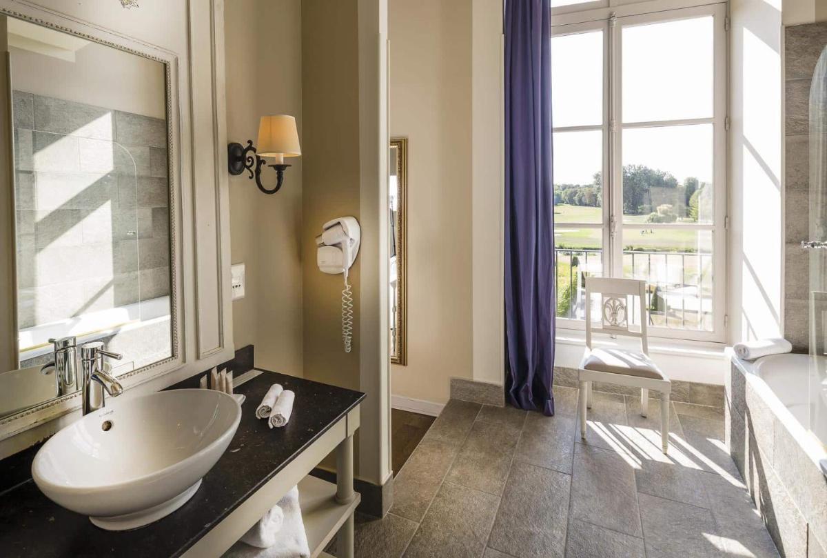 Salle de bains dans l'établissement Château d'Augerville Golf & Spa Resort - TemptingPlaces Collection