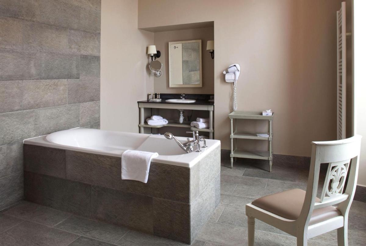 Un ou plusieurs lits dans un hébergement de l'établissement Château d'Augerville Golf & Spa Resort - TemptingPlaces Collection