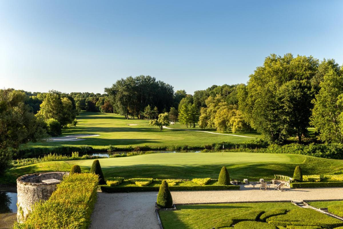 Jardin de l'établissement Château d'Augerville Golf & Spa Resort - TemptingPlaces Collection