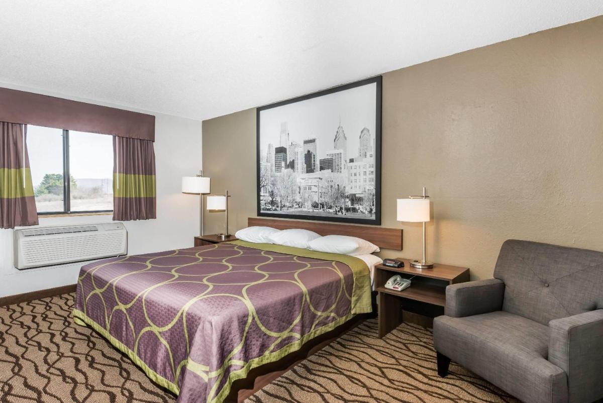 Super 8 by Wyndham Bedford - Housity