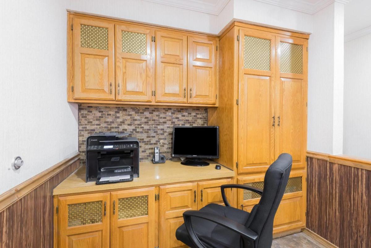 Super 8 by Wyndham Bedford - Housity