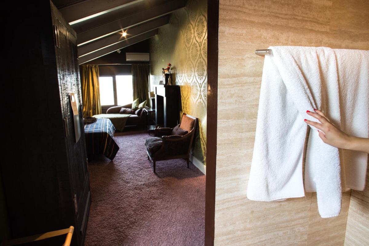 una habitación de hotel con una toalla colgada en una puerta en Hotel Cardamomo Sigüenza, en Carabias