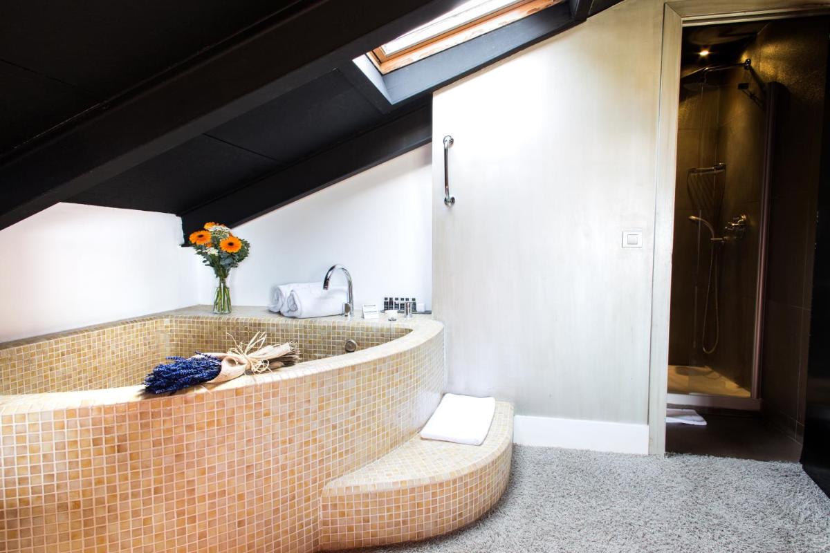 Un baño de Hotel Cardamomo Sigüenza