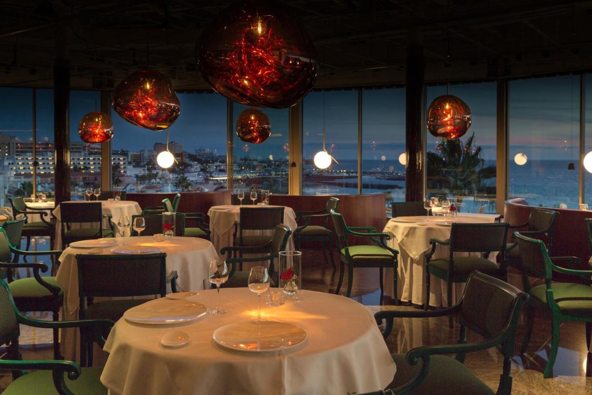 Un restaurante o sitio para comer en Adrián Hoteles Jardines de Nivaria