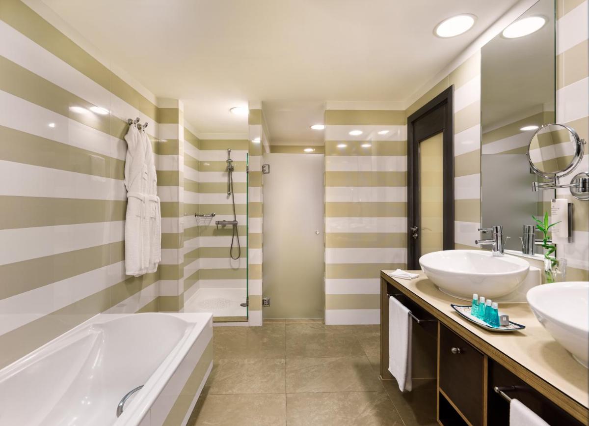 Un baño de Adrián Hoteles Jardines de Nivaria