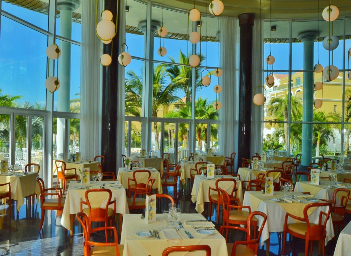 Un restaurante o sitio para comer en Adrián Hoteles Jardines de Nivaria