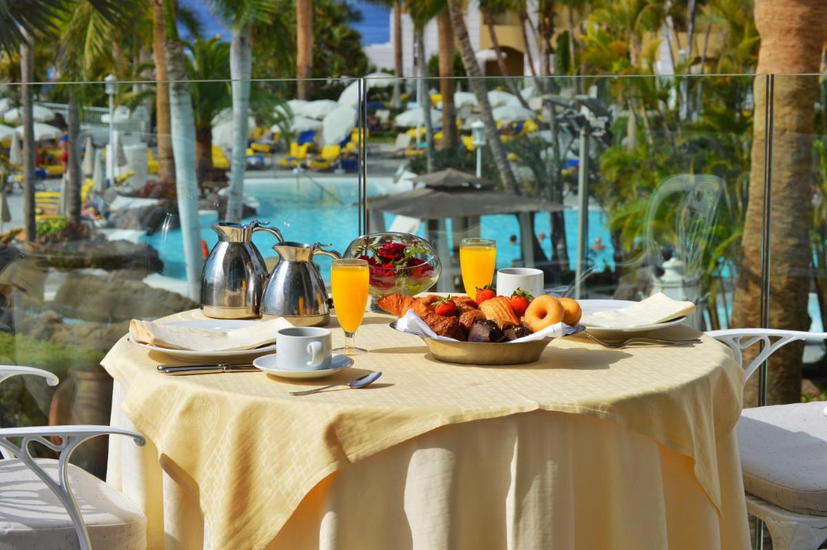 Comida en o cerca de este hotel