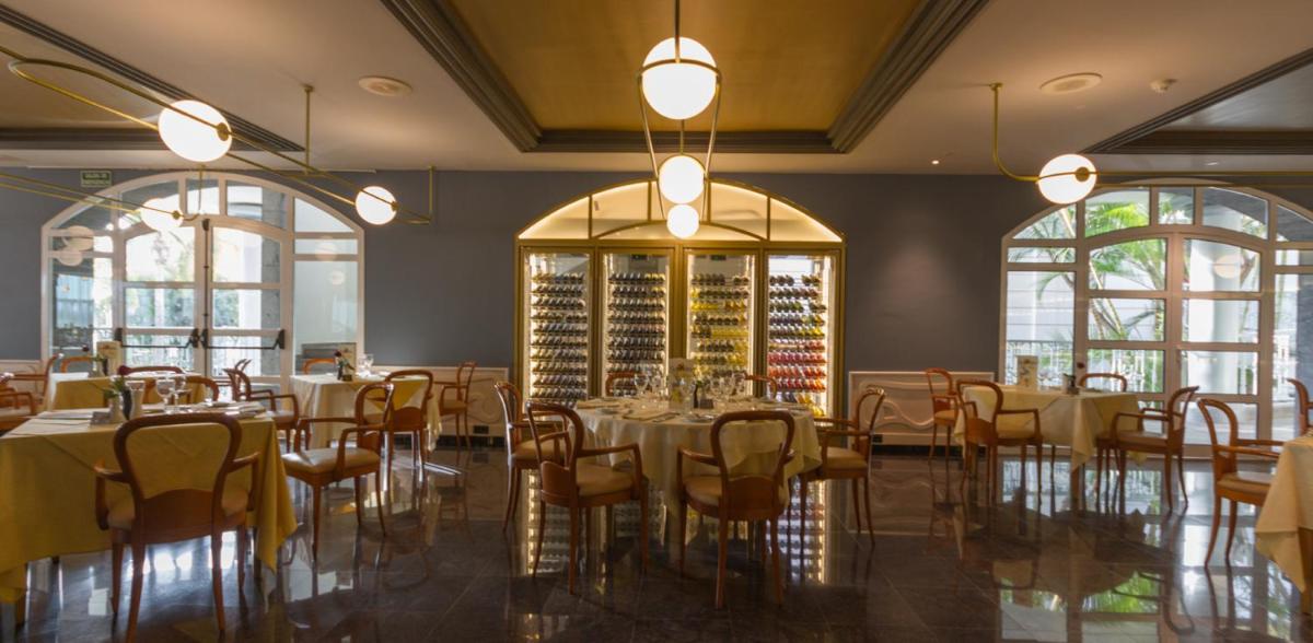 Un restaurante o sitio para comer en Adrián Hoteles Jardines de Nivaria