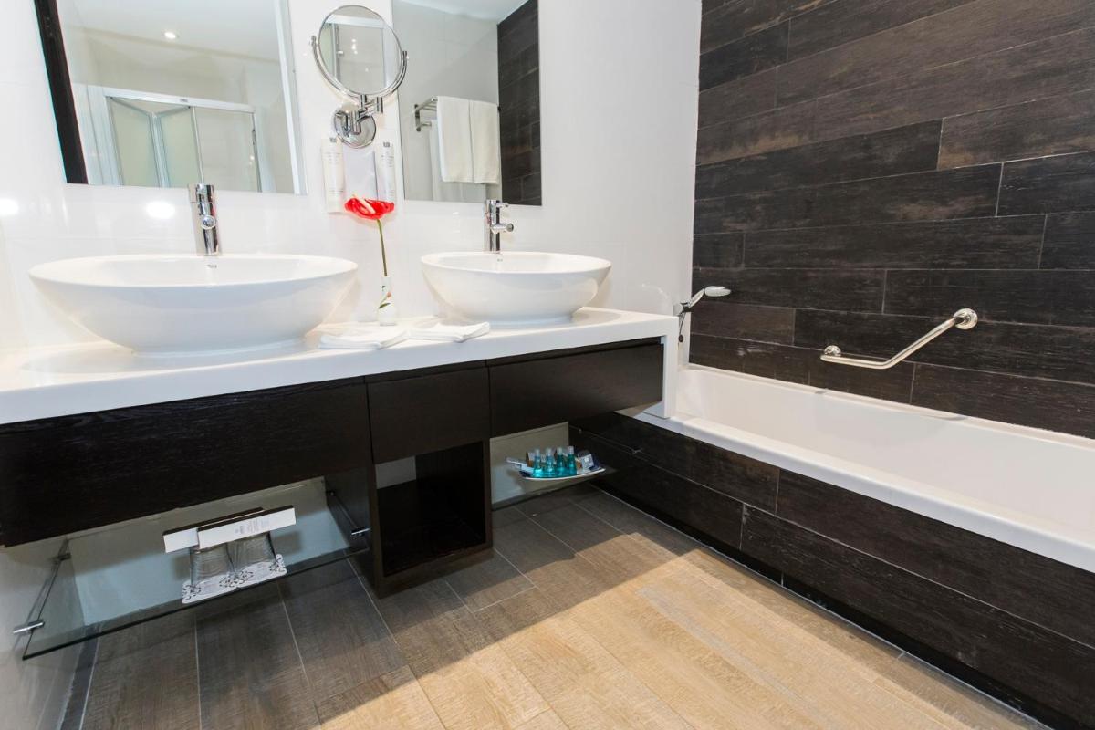 Un baño de Adrián Hoteles Jardines de Nivaria