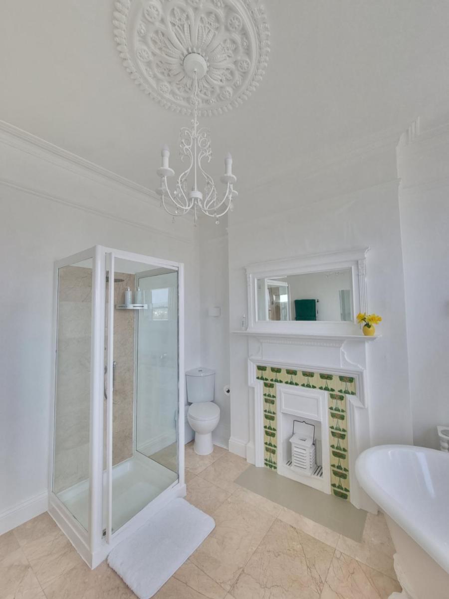 West Hill Retreat Grand Edwardian Ensuite with Balcony & Room Served Breakfast - Free Offstreet Parking - Housity