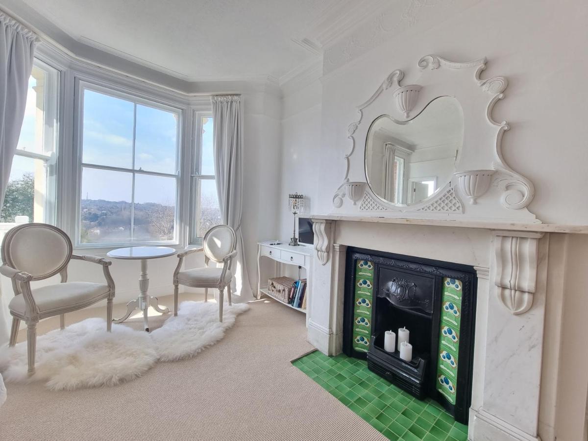 West Hill Retreat Grand Edwardian Ensuite with Balcony & Room Served Breakfast - Free Offstreet Parking - Housity