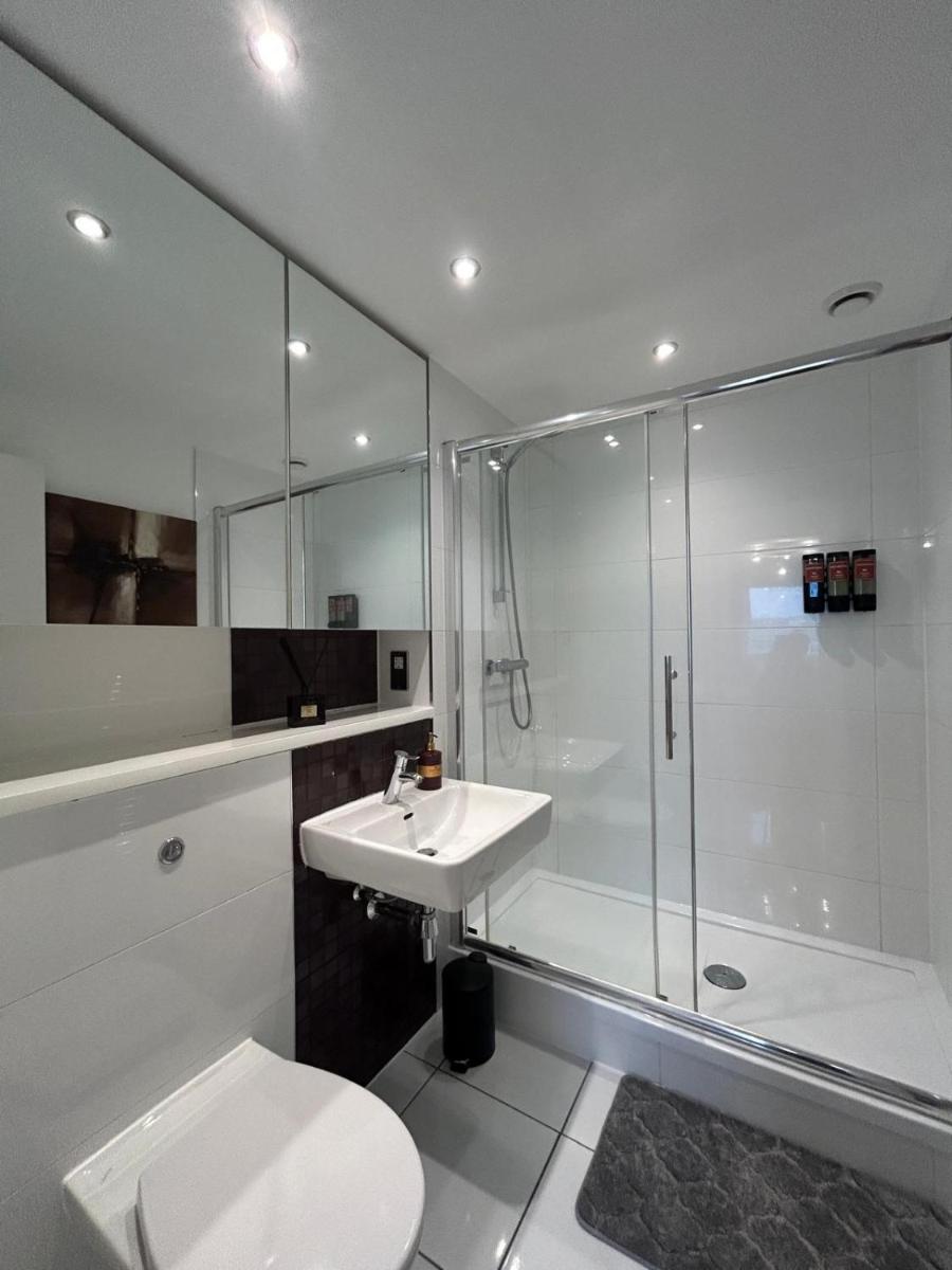 Stylish 2 Bed Apartment in Central Hemel, Parking - Housity