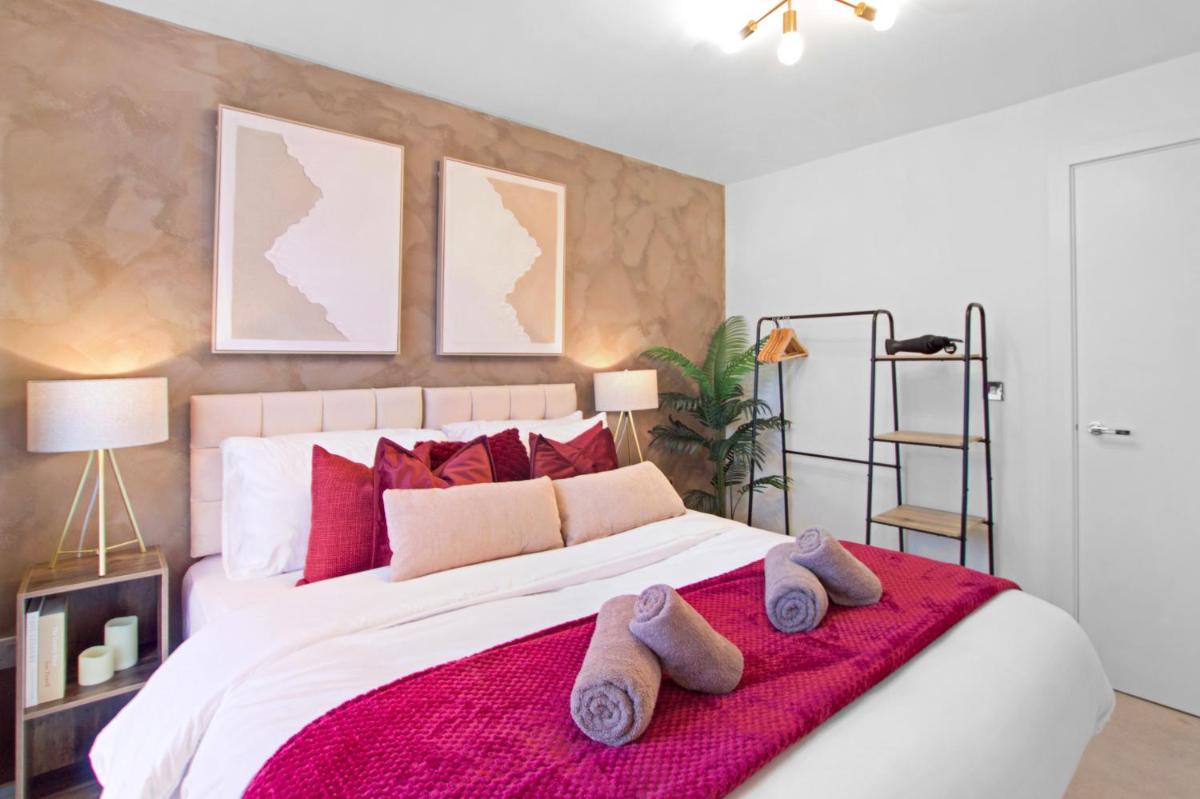Stylish 2 Bed Apartment in Central Hemel, Parking - Housity