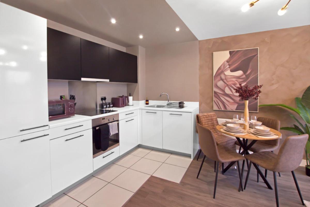 Stylish 2 Bed Apartment in Central Hemel, Parking - Housity