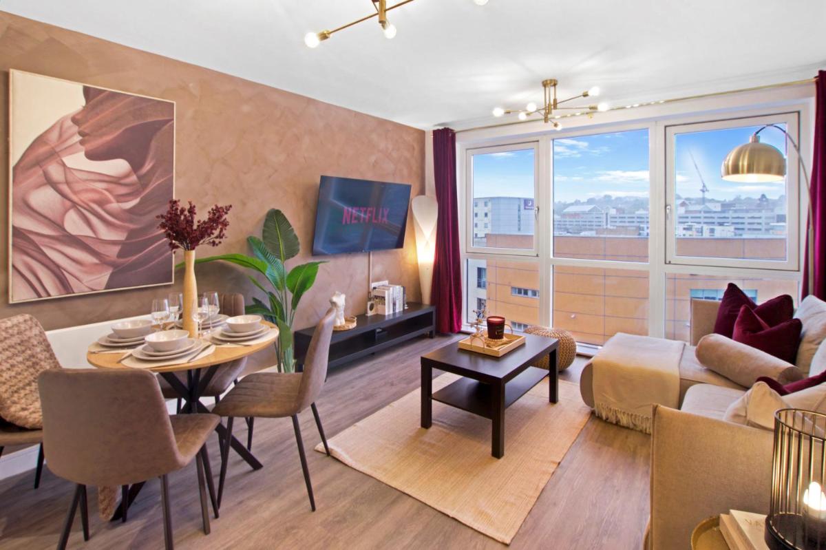 Stylish 2 Bed Apartment in Central Hemel, Parking - Housity