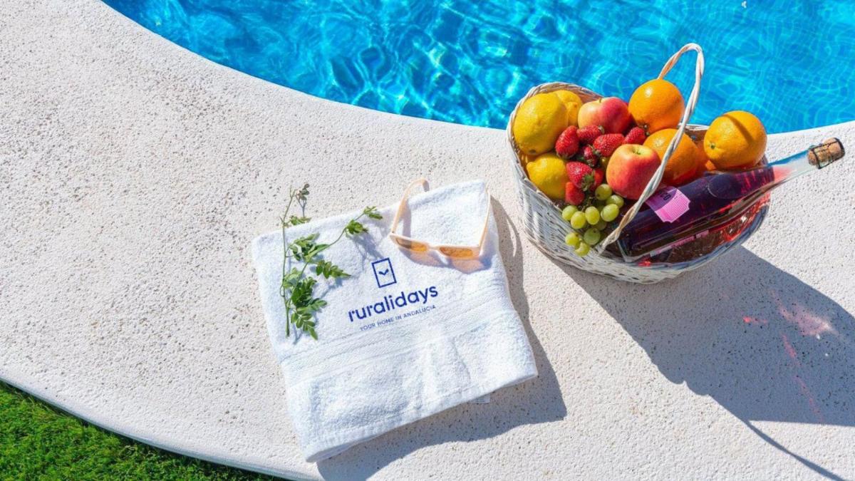 Cortijo Angela Viñuela by Ruralidays - Housity