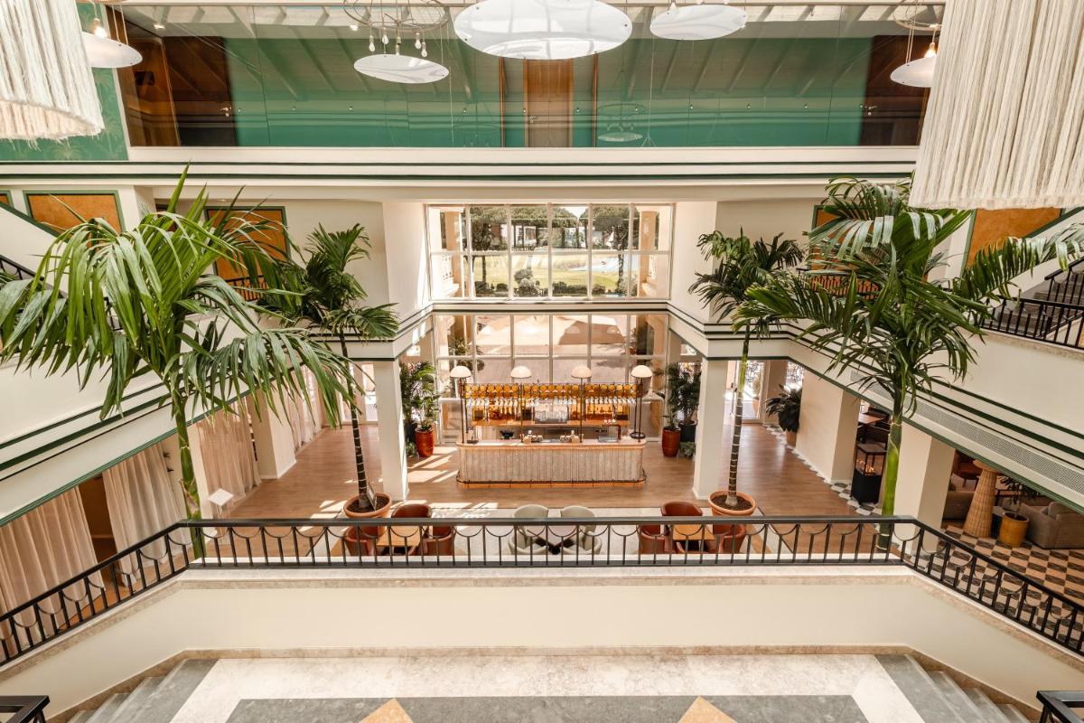 Um restaurante ou outro lugar para comer em Onyria Quinta da Marinha Hotel