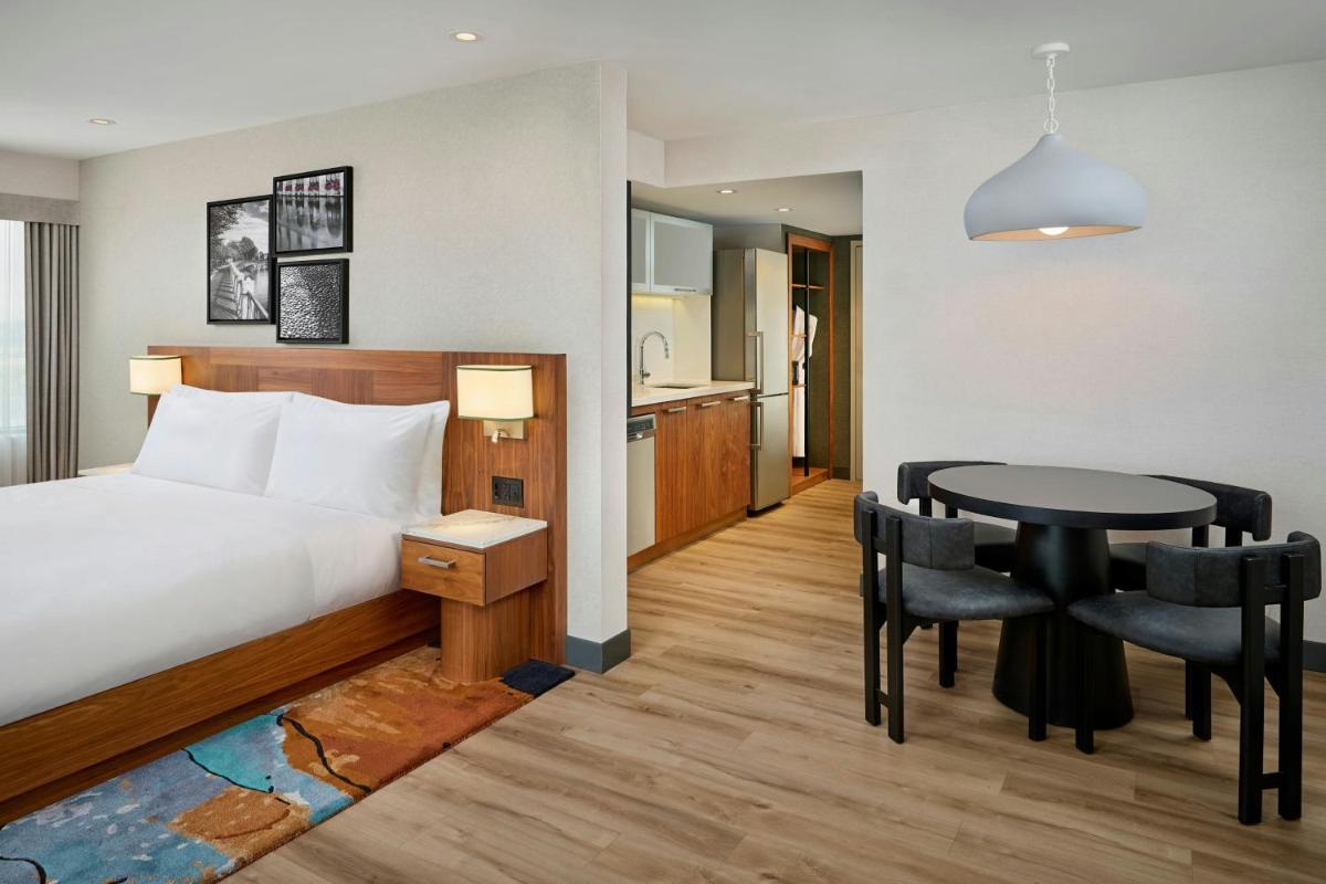 Hilton Montreal/Laval - Housity