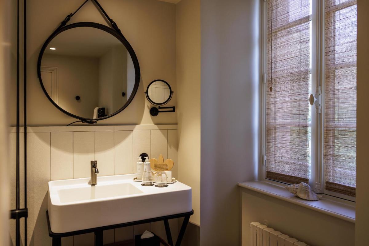Salle de bains dans l'établissement Domaine de Locguénolé & Spa - Relais & Chateaux