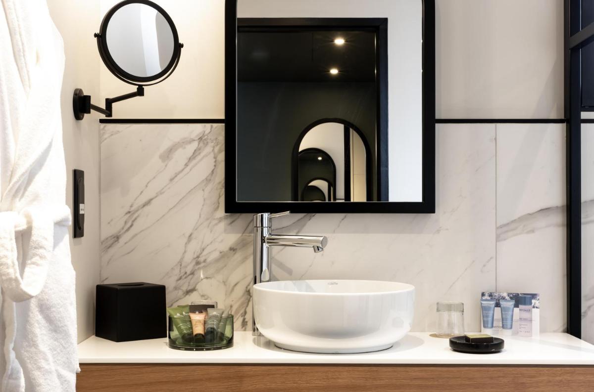 Salle de bains dans l'établissement Le Celtique & Spa
