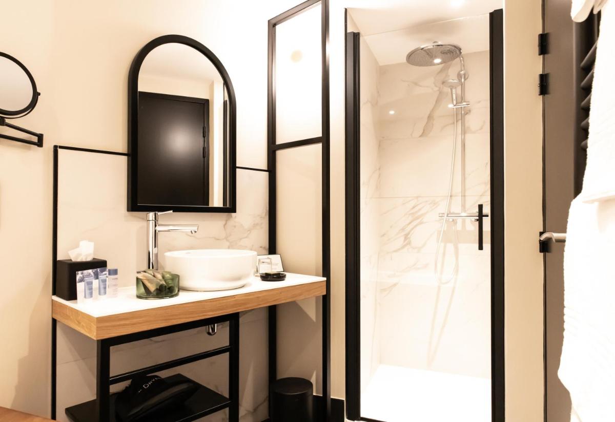 Salle de bains dans l'établissement Le Celtique & Spa