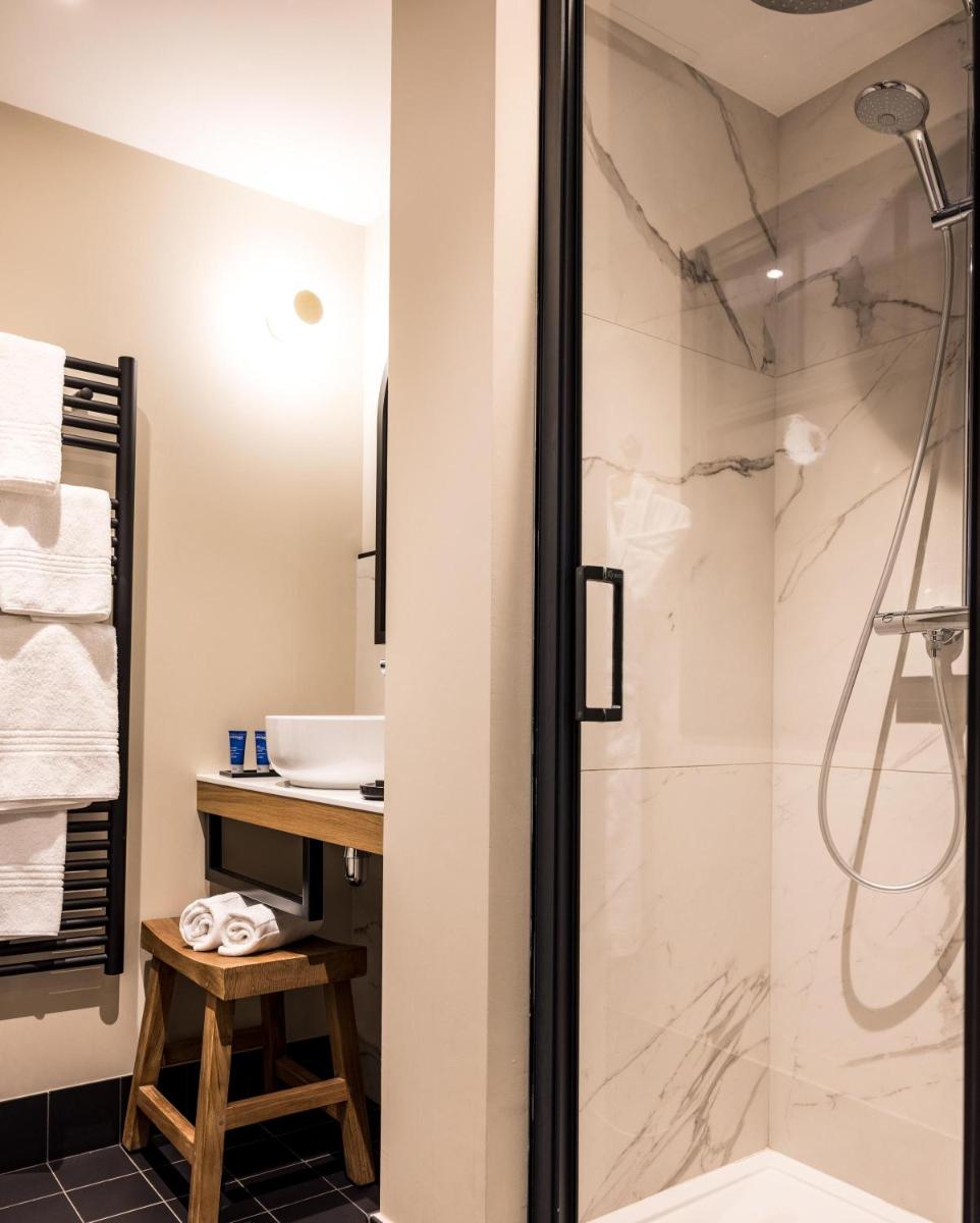 Salle de bains dans l'établissement Le Celtique & Spa