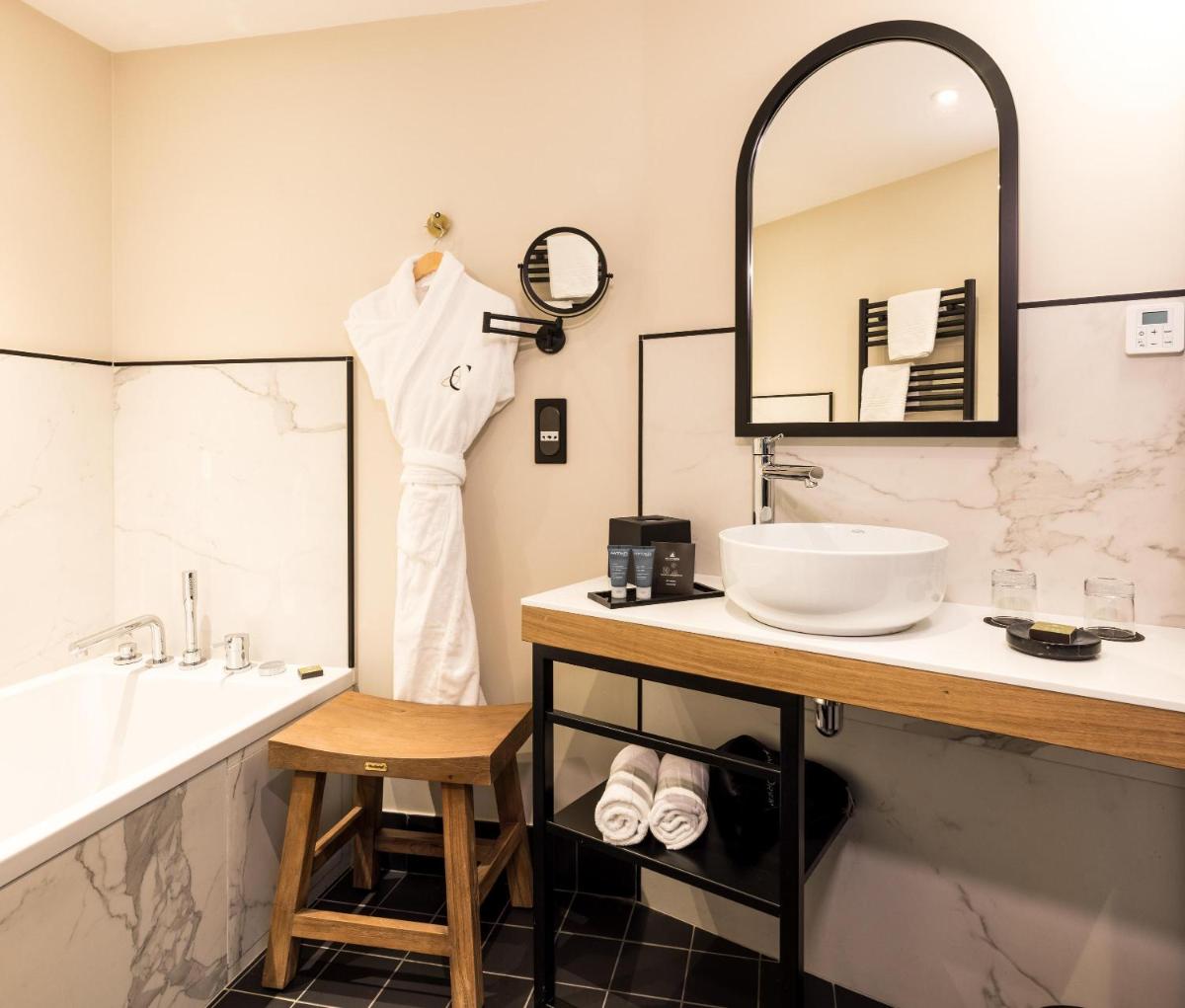 Salle de bains dans l'établissement Le Celtique & Spa