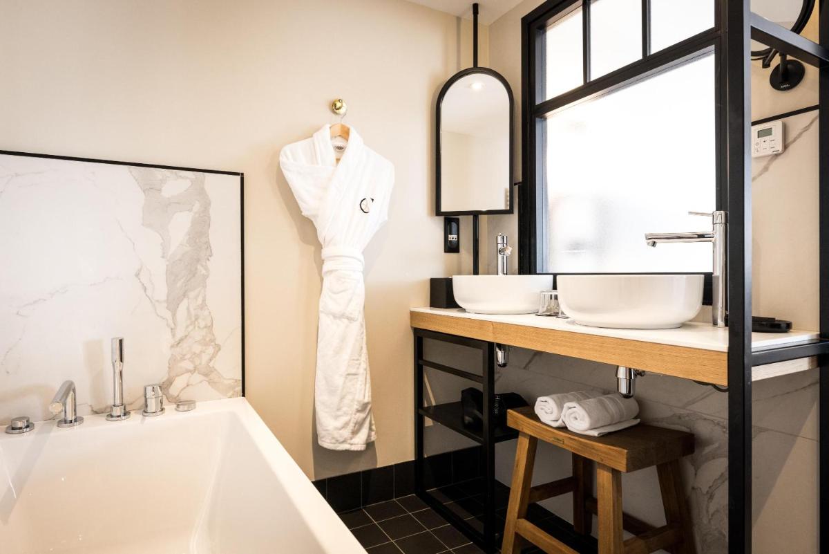 Salle de bains dans l'établissement Le Celtique & Spa