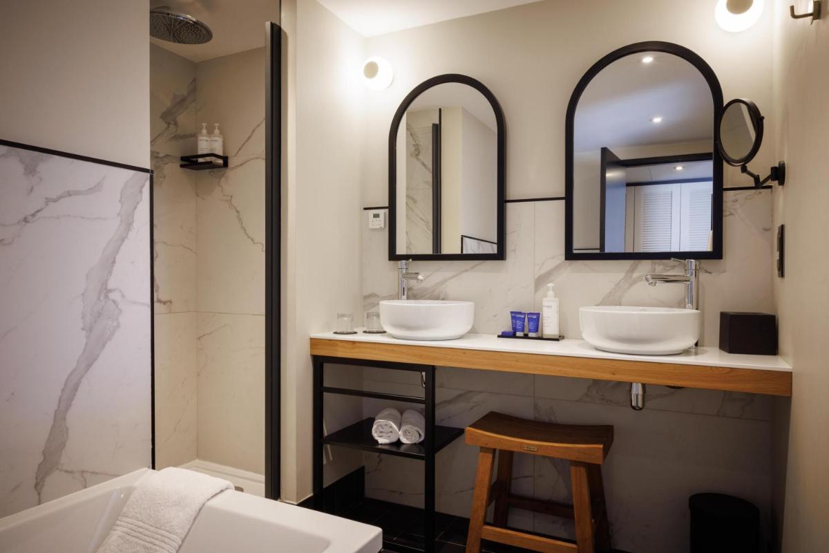 Salle de bains dans l'établissement Le Celtique & Spa