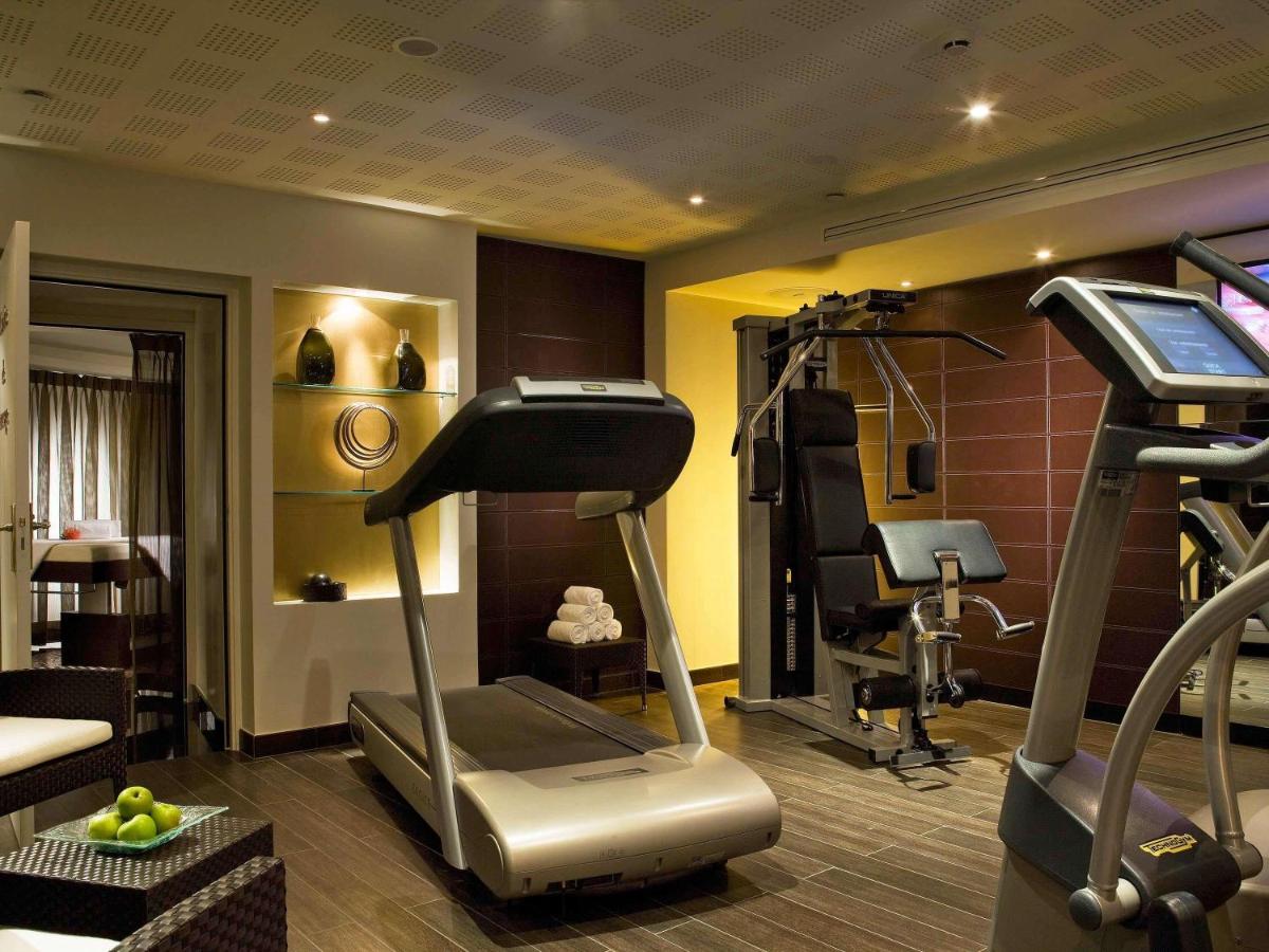 une salle de sport avec un tapis roulant et un tapis roulant dans l'établissement Sofitel Paris Le Faubourg, à Paris