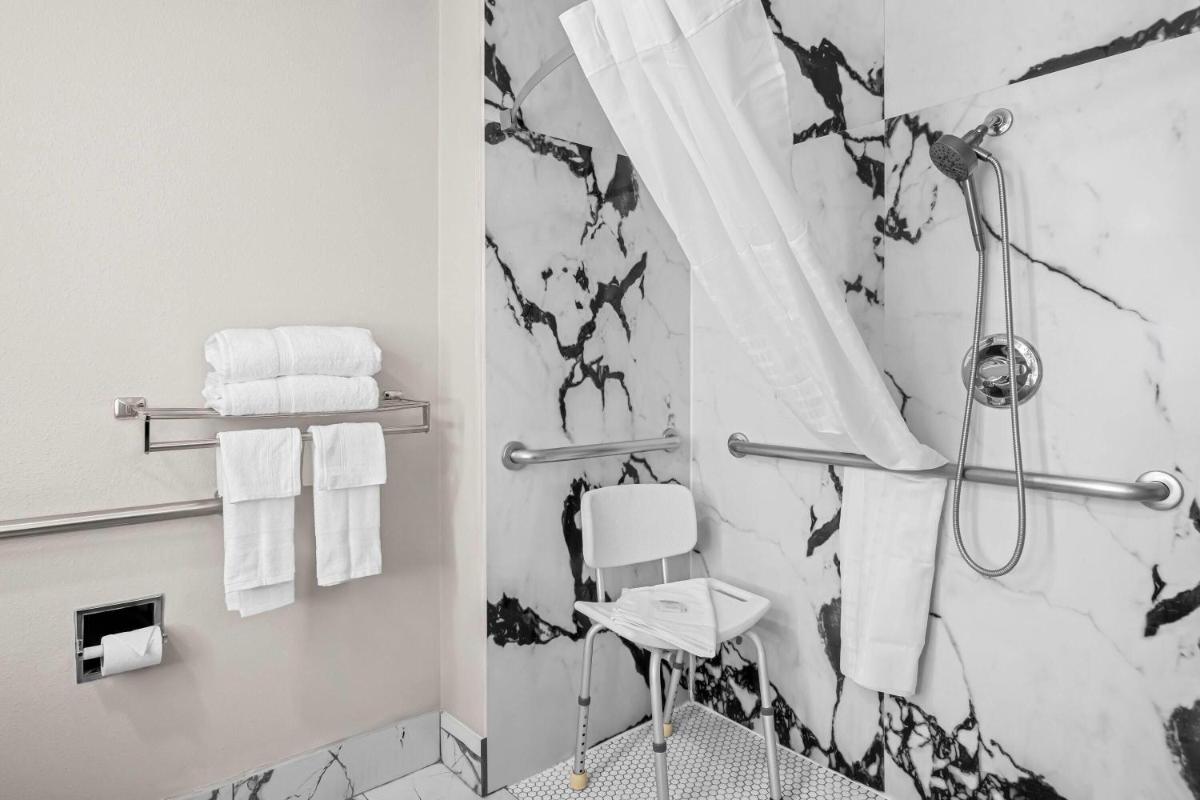 Days Inn by Wyndham Dallas Plano - Housity