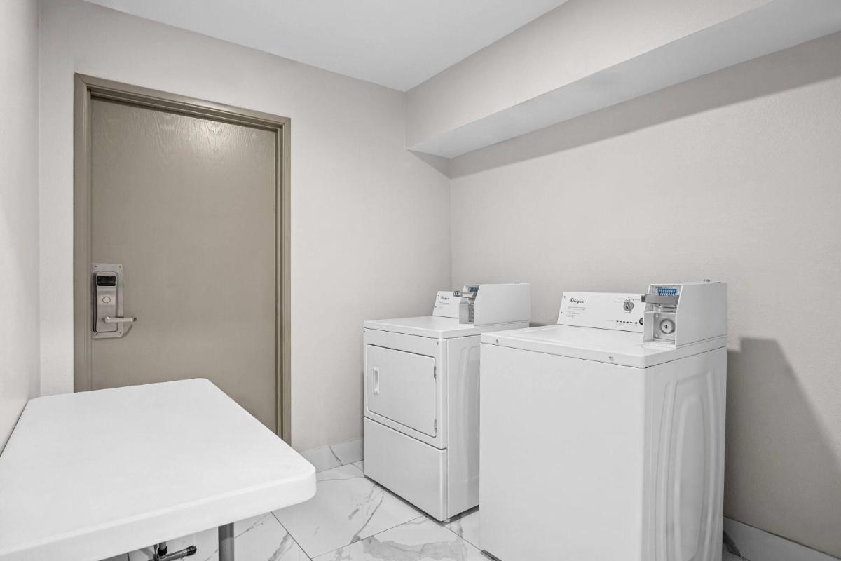 Days Inn by Wyndham Dallas Plano - Housity