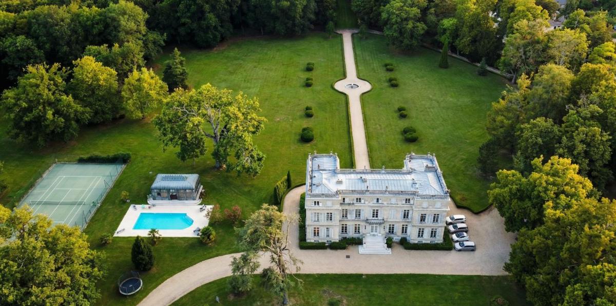 vue aérienne d'une maison de maître avec piscine dans l'établissement Chateau du boulay morin, à Le Boulay-Morin