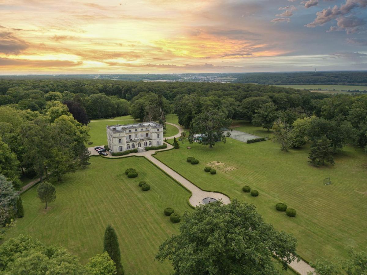 une vue aérienne d'un grand bâtiment dans un champ dans l'établissement Chateau du boulay morin, à Le Boulay-Morin