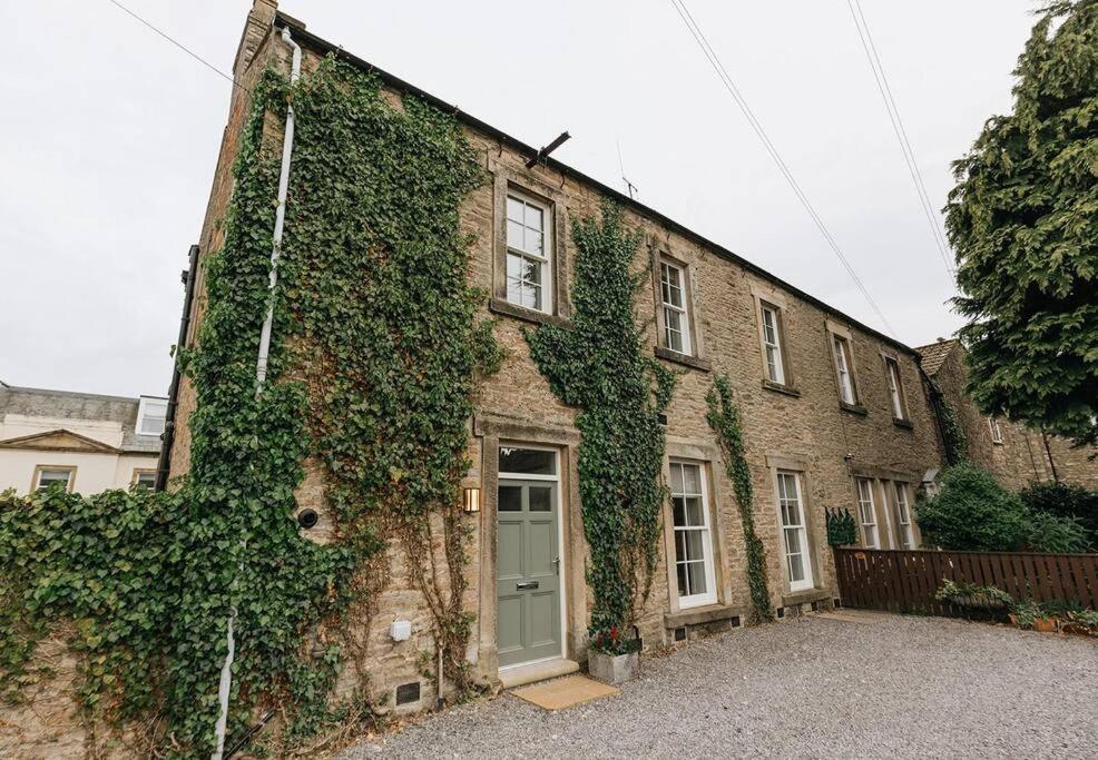 WENSLEYDALE, OLD SCHOOL ROOMS - Ground Floor Luxury Apartment in Richmond, North Yorkshire - Housity