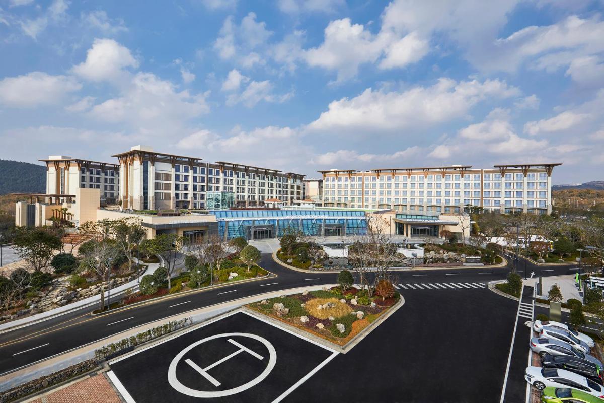 Landing Jeju Shinhwa World Hotel - Housity