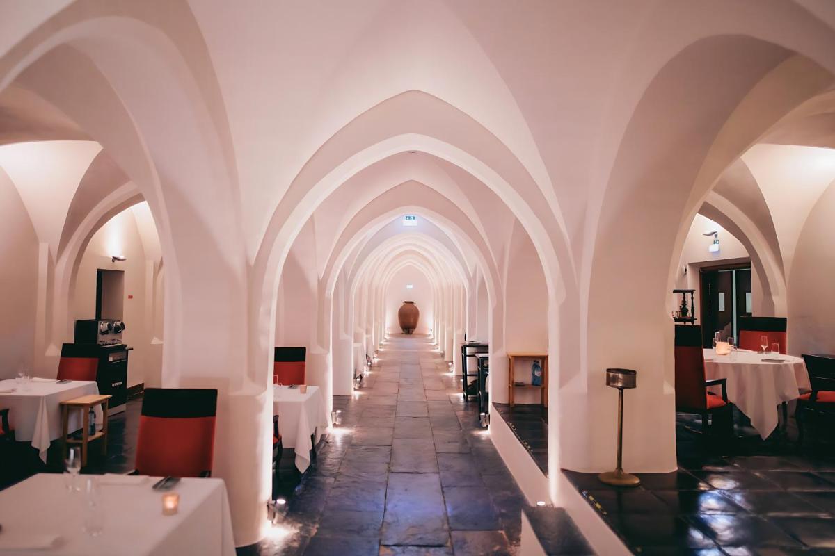 Uma área de estar em Convento do Espinheiro, Historic Hotel & Spa