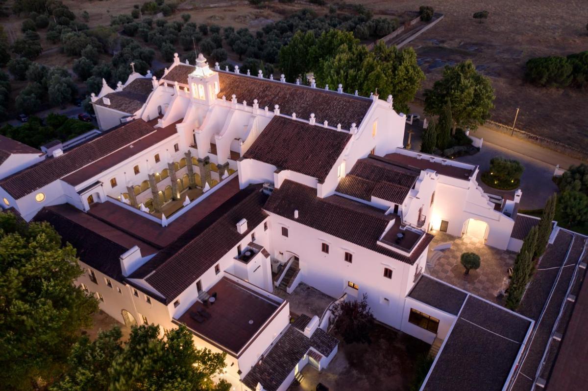 uma vista aérea de uma grande mansão branca em Convento do Espinheiro, Historic Hotel & Spa em Évora