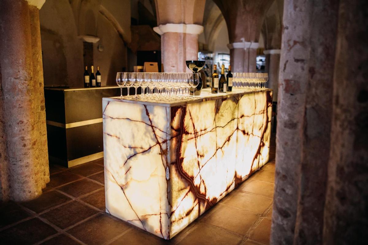 A área de bar ou lounge em Convento do Espinheiro, Historic Hotel & Spa