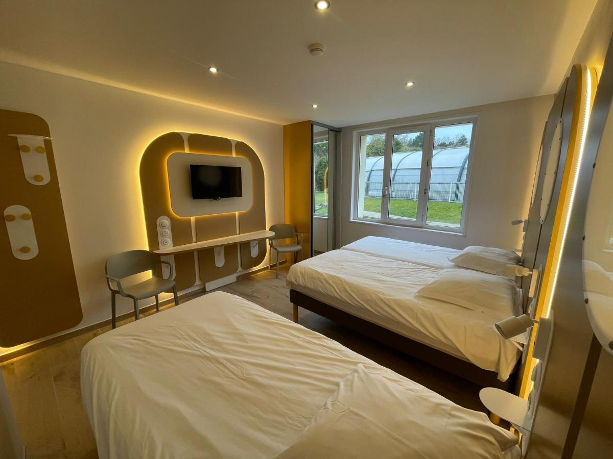 une chambre d'hôpital avec deux lits et une télévision dans l'établissement Stella Maris, à Stella-Plage